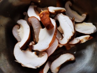 孜然烤香菇,将香菇挤干水分切条