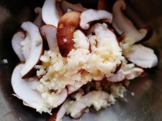 孜然烤香菇,将切好的香菇条放入碗中，加入姜蒜末
