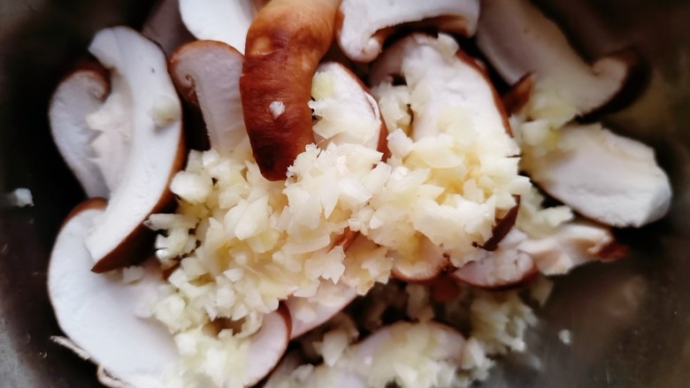 孜然烤香菇,将切好的香菇条放入碗中，加入姜蒜末