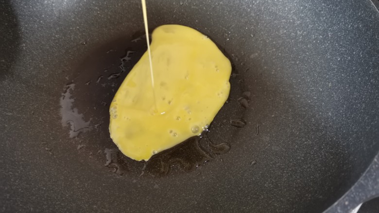 香肠炒蛋,倒入一半的鸡蛋液。
