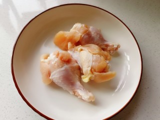 香菇焖鸡,准备好的鸡翅根洗净备用