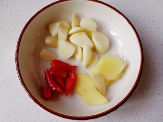 香菇焖鸡,姜蒜小米辣洗净备用