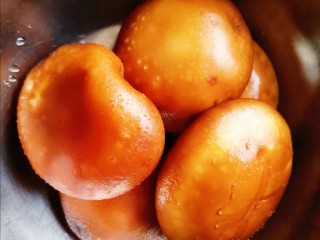 香菇焖鸡,香菇洗净备用