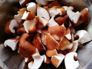 香菇焖鸡,将香菇切块备用