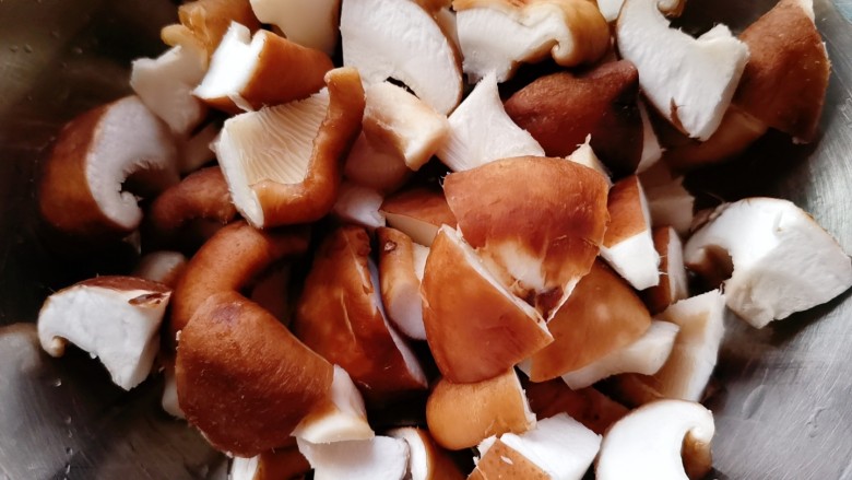 香菇焖鸡,将香菇切块备用