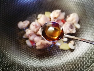 香菇焖鸡,鸡块炒干水分后，加适量料酒