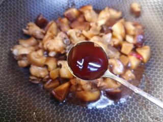 香菇焖鸡,锅中水分收汁后加适量蚝油即可关火出锅