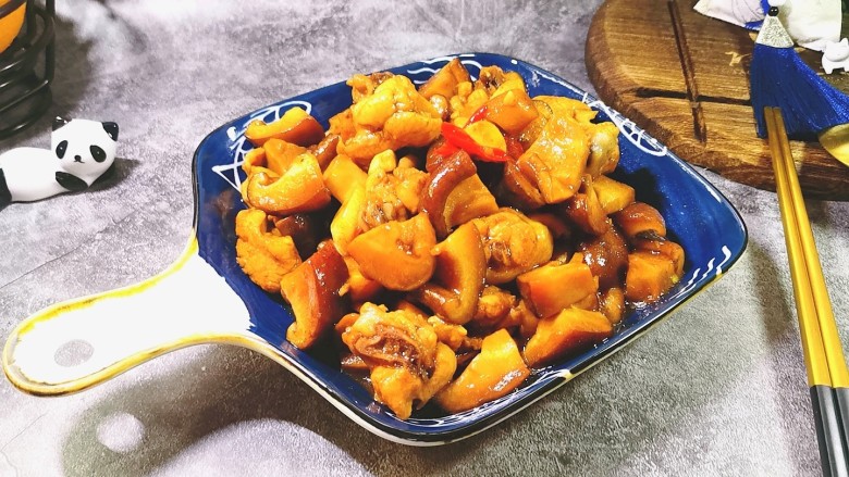 香菇焖鸡,盛入盘子，即可开吃