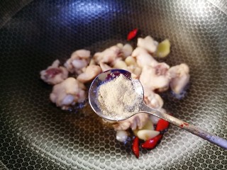 香菇焖鸡,加适量胡椒粉