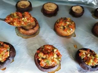 孜然烤香菇,红椒蒜泥小心的装入烤好的香菇里
