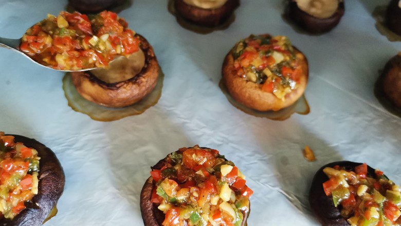 孜然烤香菇,红椒蒜泥小心的装入烤好的香菇里
