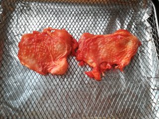 新奥尔良烤鸡腿,我是用烤网烤，这样上热上色更均匀。下面放了一个烤盘按烤出来的汁水。
