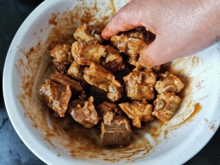 蒜香烤排骨,用手抓匀让味道渗透进去，腌制半小时。