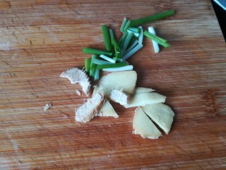 香菇焖鸡,葱姜切成片和段。