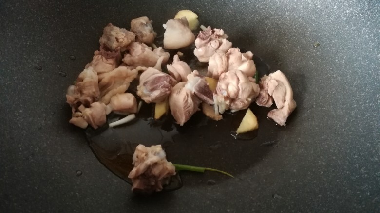香菇焖鸡,倒入冲洗过的鸡块，翻炒。