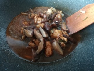 香菇焖鸡,鸡腿肉比较容易煮熟，煮大概15分钟左右就差不多。加入泡发好的香茹。