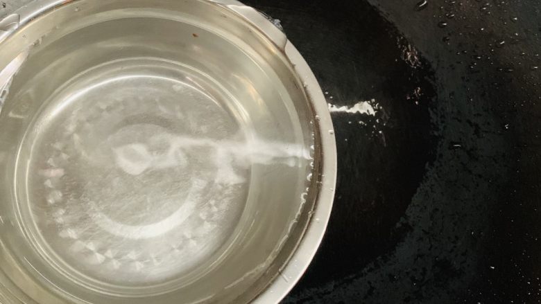 鸽子汤,可以用装汤的容器盛水8分满。等会就不怕汤水过多了。