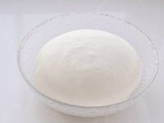 芝士榴莲披萨,将高筋面粉、低筋面粉、水、糖、盐、酵母和橄榄油混合揉成光滑的面团，做披萨的面团不需要揉至扩展阶段，只要揉匀了就可以，然后覆盖保鲜膜放在温暖处发酵至原来的2.5倍大。