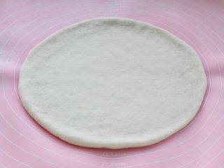 芝士榴莲披萨,取出面团排气后用擀面杖擀成圆形的饼皮，直径大约22厘米，相当于一个九寸大的披萨。