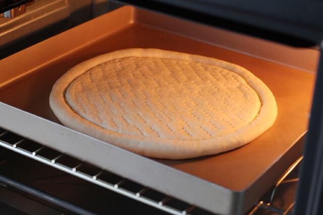 芝士榴莲披萨,烤箱上下火180度预热，将烤盘放入中层烤约13分钟。