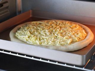 芝士榴莲披萨,烤箱上下火200度预热，将披萨放入中层烤约十五分钟左右。