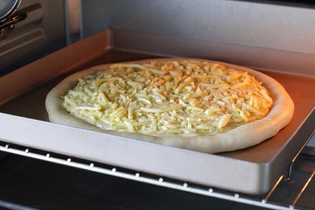 芝士榴莲披萨,烤箱上下火200度预热，将披萨放入中层烤约十五分钟左右。