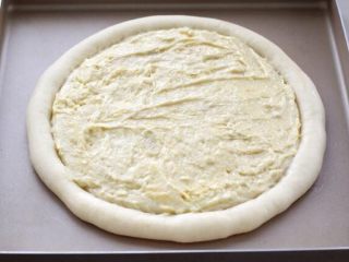 芝士榴莲披萨,再将榴莲泥均匀的涂抹在饼底上，注意边缘部位不用涂。
