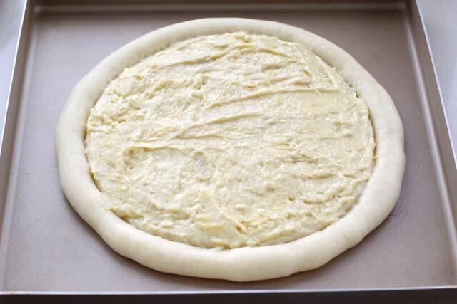 芝士榴莲披萨,再将榴莲泥均匀的涂抹在饼底上，注意边缘部位不用涂。