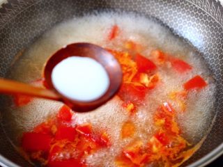 番茄扇贝鱼卤面,淀粉用少许清水化开倒入锅中勾芡。