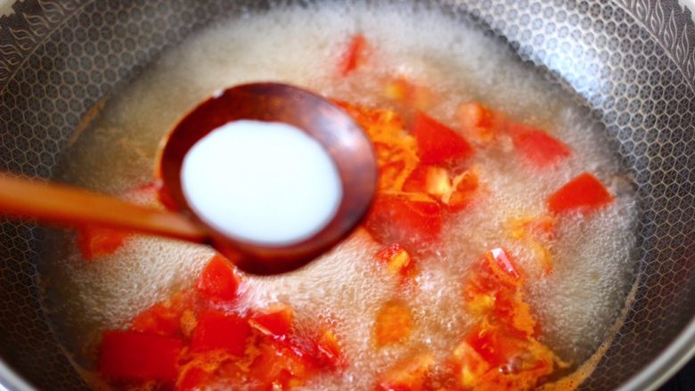 番茄扇贝鱼卤面,淀粉用少许清水化开倒入锅中勾芡。
