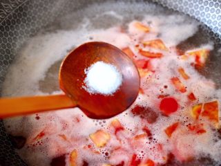 番茄扇贝鱼卤面,根据个人口味加入1丢丢盐，口味清淡的可以不用加盐。