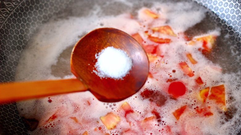 番茄扇贝鱼卤面,根据个人口味加入1丢丢盐，口味清淡的可以不用加盐。