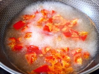 番茄扇贝鱼卤面,大火煮沸后，继续煮至番茄软烂入味。
