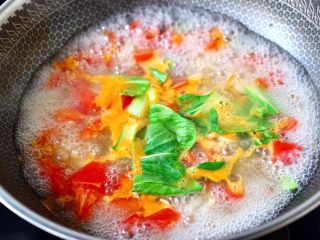 番茄扇贝鱼卤面,加入小油菜。