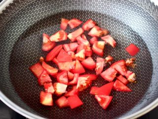 番茄扇贝鱼卤面,锅中倒入适量的清水，放入切块的番茄。