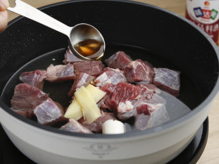 土豆牛肉,牛腩块放入冷水锅中，加大葱段、姜片、1汤匙料酒。