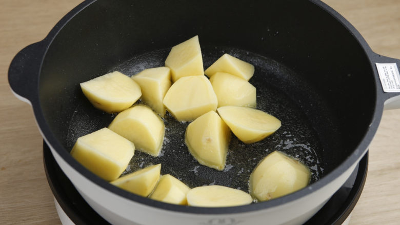 土豆牛肉,土豆用洗水冲去表面的淀粉，沥干水分。炒锅中加2汤匙油，开中小火将土豆煎至表面微有焦色，盛出沥油待用。