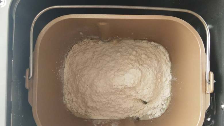 紫薯手撕面包,2、面团材料除黄油外所有材料放入面包机揉面。
