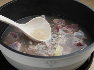 土豆牛肉,大火煮开，中火煮2一3分钟，捞出肉块后，用温热的水冲洗掉表面浮沫。