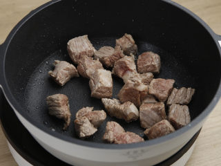 土豆牛肉,锅加入少许油，将沥干水分的牛腩放入锅中，中小火煸炒，使牛腩，表面形成焦层，这样能锁住肉汁的鲜香。