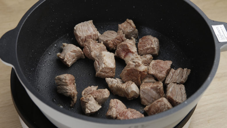 土豆牛肉,锅加入少许油，将沥干水分的牛腩放入锅中，中小火煸炒，使牛腩，表面形成焦层，这样能锁住肉汁的鲜香。