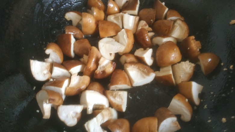香菇肉末豆腐,锅中留适量底油，加入香菇翻炒