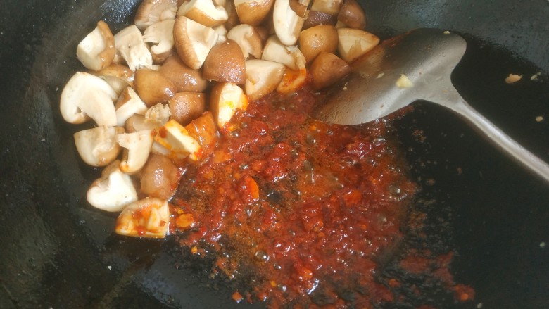 香菇肉末豆腐,把豆瓣酱翻炒出红油
