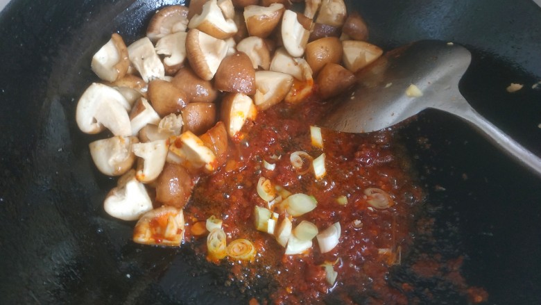 香菇肉末豆腐,加入葱花