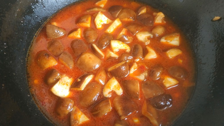 香菇肉末豆腐,翻炒均匀后加入一小碗清水