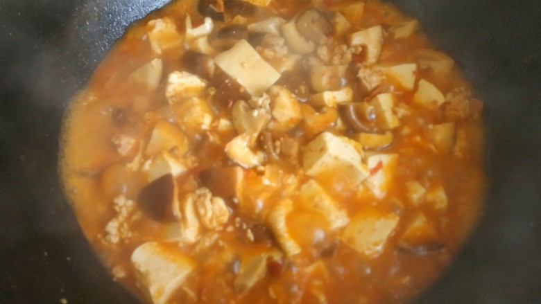 香菇肉末豆腐,水分变少，加入淀粉汁