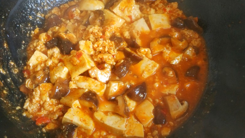 香菇肉末豆腐,大火烧开翻炒均匀，撒上葱花，关火出锅