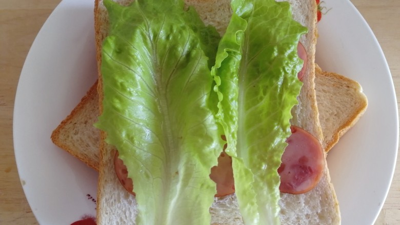 芝士火腿三明治,铺上生菜。