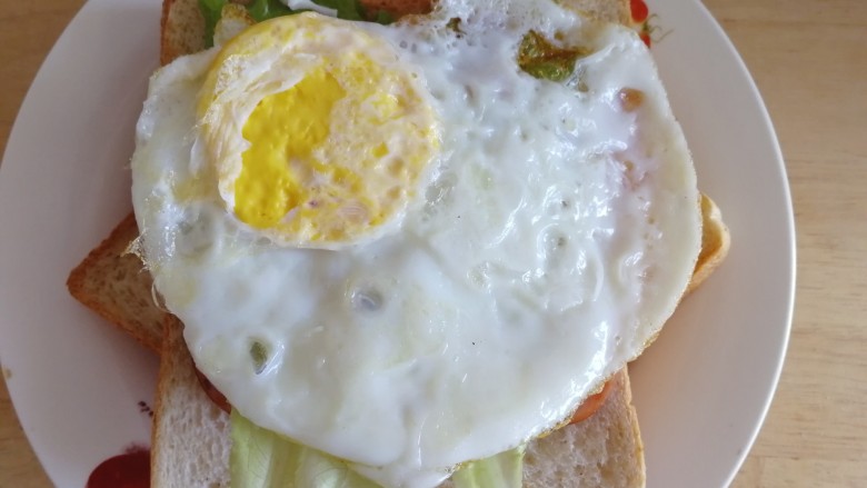 芝士火腿三明治,放上煎好的鸡蛋。