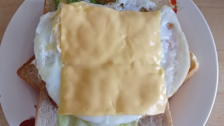 芝士火腿三明治,放一片芝士片。